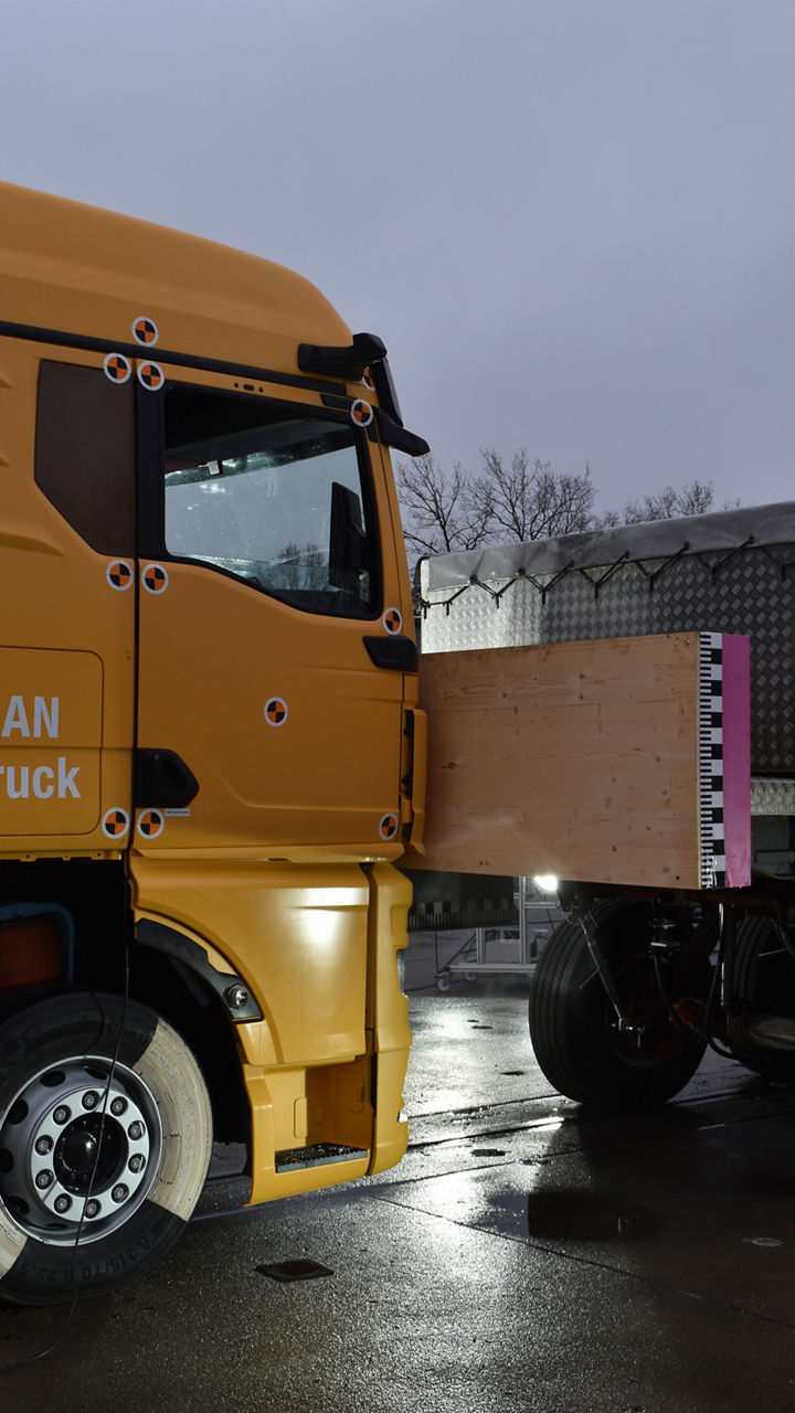 9_16 - 1920 x 3416 px-MAN-eLogistik-slider2-2.jpg